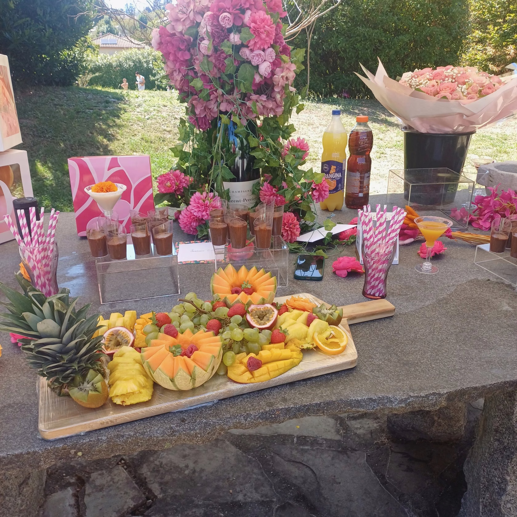 Décoration florale et buffet de fruits coloré pour une fête