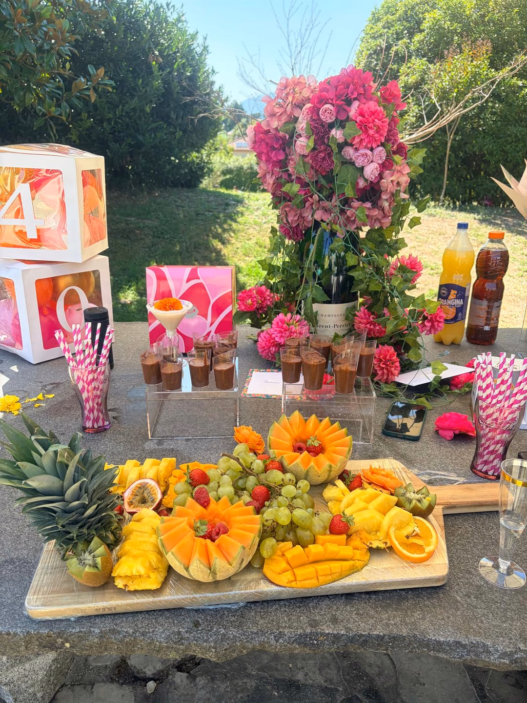 Buffet de fruits et composition florale rose pour une célébration